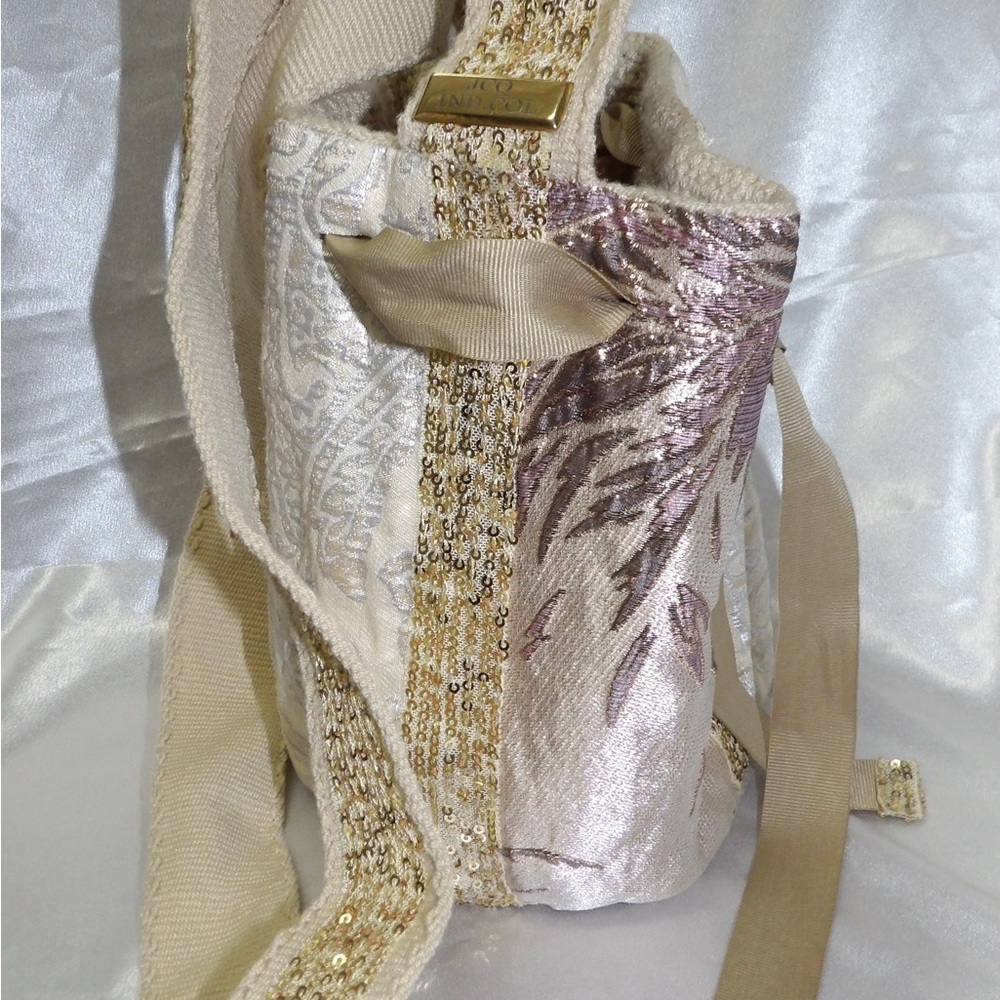 Elegant Beige and Gold Women's Mochila (Wayuu)
